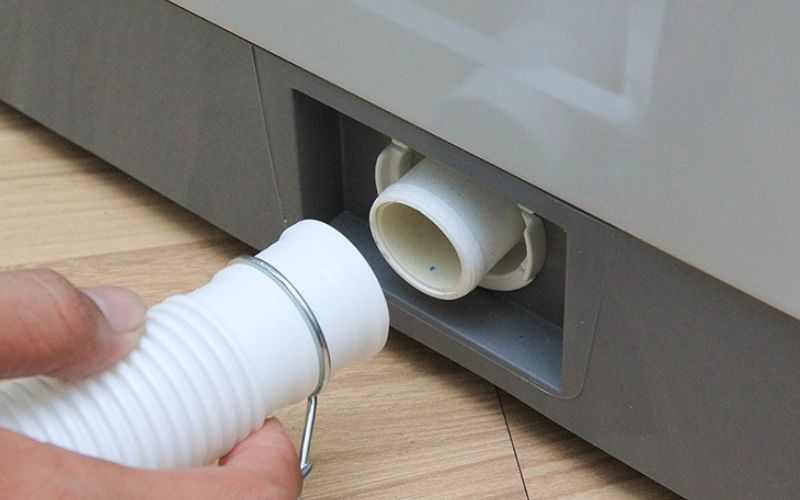 Thay ống nước để khắc phục lỗi máy giặt LG không xả nước
